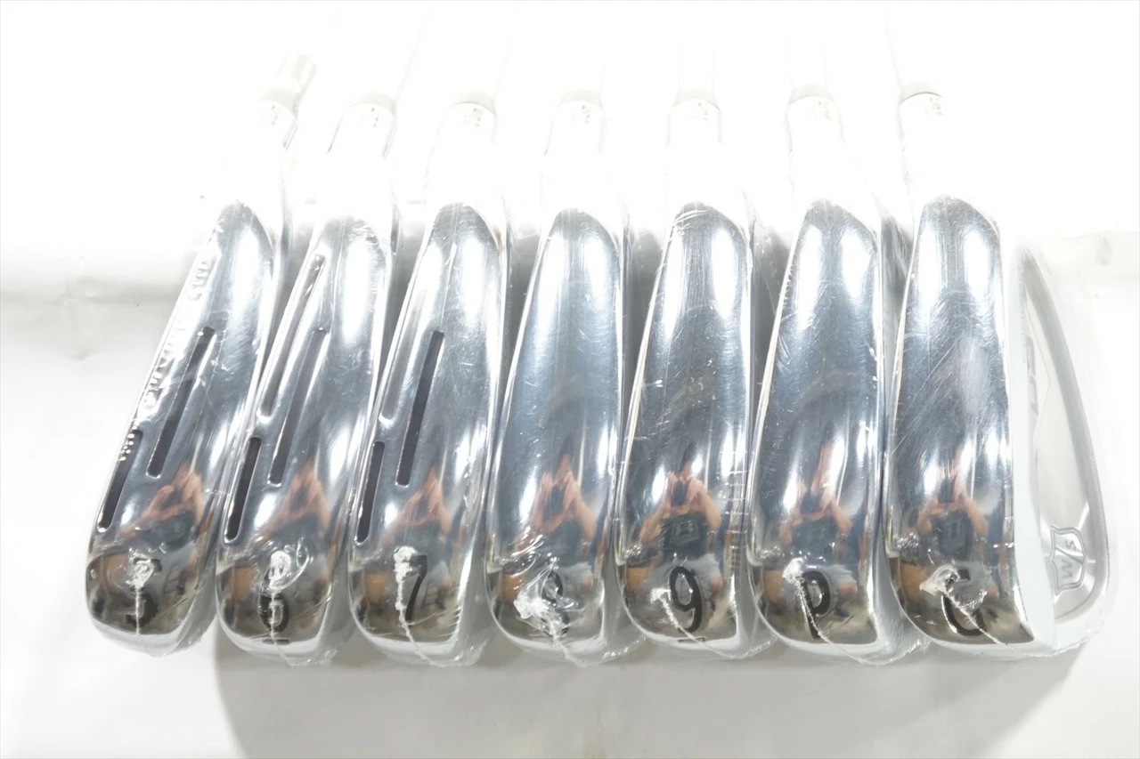 New Wilson D9 Forged Iron Set 5-Pw, Gw Stiff Flex Dynamic Gold 105 1018234